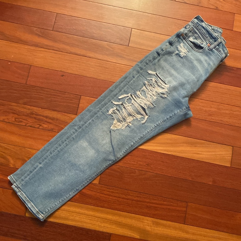 American Eagle Distressed Mom jeans size 8 blue